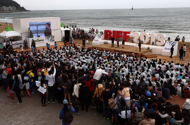 Visitors enjoy an outdoor performance, part of the Busan International Film Festival, at BIFF Village in Haeundae, Busan, Sunday.   (Yonhap News)