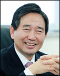 하성용(기업인/한국항공우주산업대표이사사장/한국항공우주산업진흥협회회장)
한국항공우주산업(KAI)은 10일 하성용<사진>대표이사가 자사주 3000주를 추가 매입했다고 밝혔다. 하 대표는 지난 6월 3000주를 매입한 데 이어 추가로 3000주를 매입해 총 6000주의 주식을 보유하게됐다.