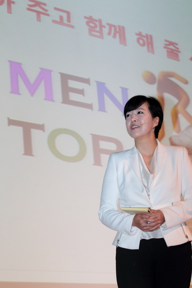 Kim Eun-hye, executive vice president of KT’s communications office, gives a presentation on its ICT-based mentoring platform at a press event on Thursday.   KT