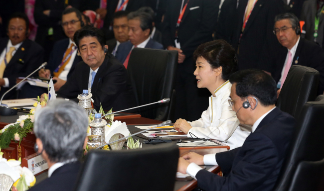 박근혜(대통령/대한민국대통령)
President Park Geun-hye speaks at an ASEAN Plus Three summit in Bandar Seri Begawan, Brunei, on Thursday with Japanese Prime Minister Shinzo Abe listening.   (Yonhap News)
