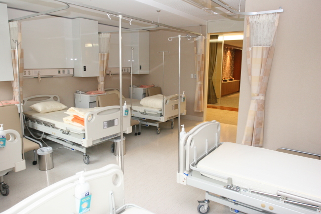A standard ward at Ewha Womans University Medical Center in Mok-dong, Seoul.   Ewha Womans Univ. Medical Center