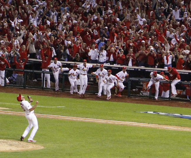 애덤웨인라이트(AdamWainwright/야구선수/세인트루이스카디널스투수)
Cardinals players rush toward starting pitcher Adam Wainwright after the final out of Game 5.   (AP-Yonhap News)