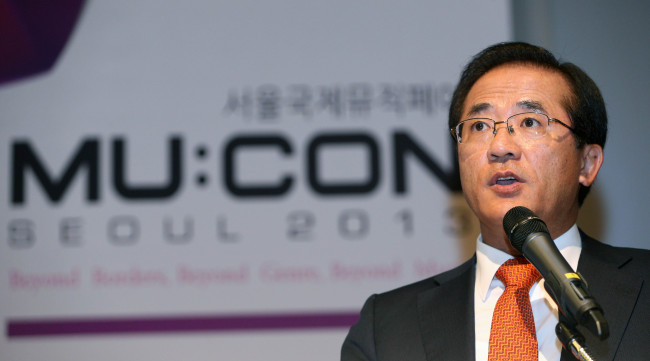홍상표(언론인/전정무직공무원/한국콘텐츠진흥원원장)
Korea Creative Content Agency president and CEO Hong Sang-pyo gives a welcoming speech at MU:CON.   Yonhap News