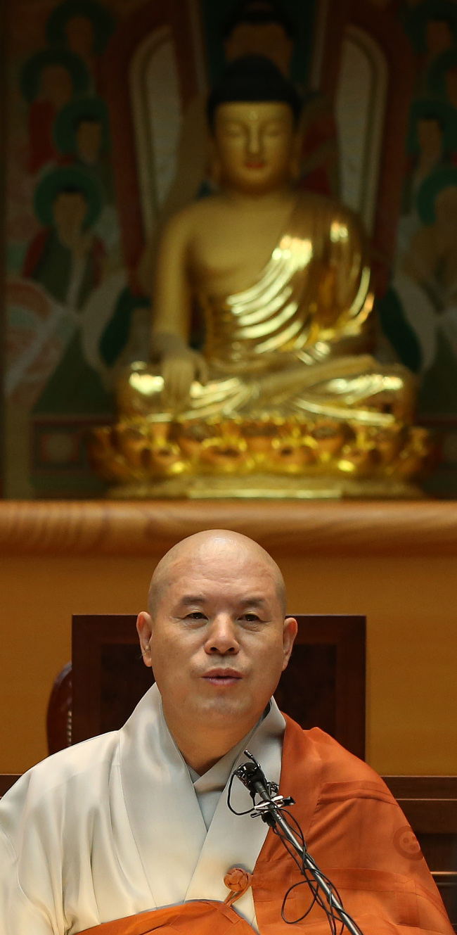 Jogye Order of Korean Buddhism President Ven. Jaseung makes an acceptance speech at Jogyesa Temple in Seoul on Thursday after his reelection.   (Yonhap News)