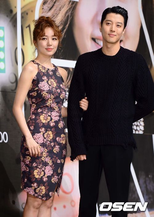윤은혜(좌부터/탤런트/영화배우),이동건(탤런트/가수)
배우 윤은혜와 이동건, 한채아 정용화가 출연하는 KBS 2TV 새 월화드라마 ‘미래의 선택’ 제작발표회가 10일 오후 서울 강남구 대치동 컨벤션 벨라지움에서 열렸다.