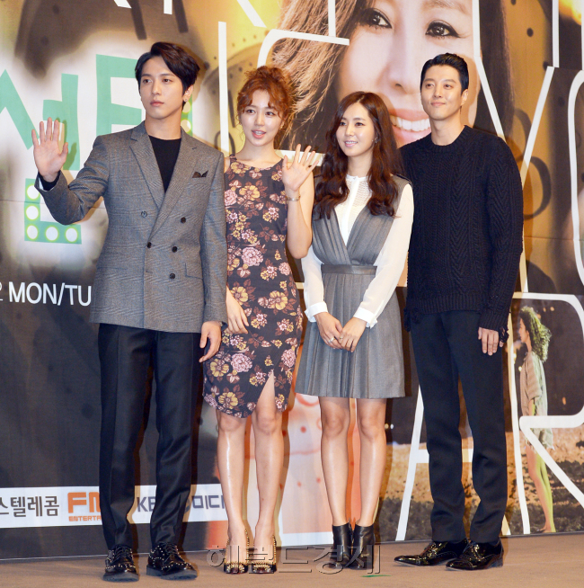 정용화(좌부터/가수/탤런트/CNBLUE),윤은혜(탤런트/영화배우),한채아(영화배우/탤런트),이동건(탤런트/가수)
10일 오후 서울 강남구 대치동 컨벤션 벨라지움에서 열린 KBS2TV 월화드라마 ‘미래의 선택’(권계홍, 유종선 연출 홍진아 극본) 제작발표회에 참석해 포토타임을 갖고 있다.