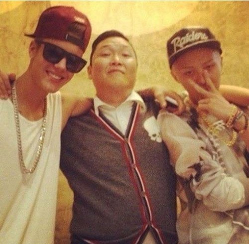 저스틴비버(좌부터/JustinBieber/가수),싸이(박재상/가수/음악PD),지드래곤(권지용/가수/음악PD/빅뱅/GD&TOP)
팝스타 저스틴 비버는 씨이와 지드래곤의 소속사인 YG 사내 식당을 방문한 뒤 트위터에 “재미있었다”는 글을 남겼다. 저스틴 비버의 YG식당 방문 사실은 지난 8일 연예기획자 스쿠터 브라운이 트위터에 올린 사진 때문에 알려졌다.