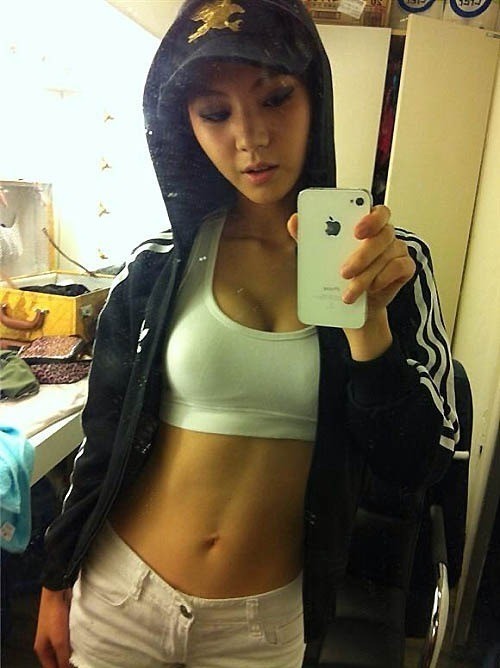 모델 락채은이 김동현 UFC 선수를 응원했다.