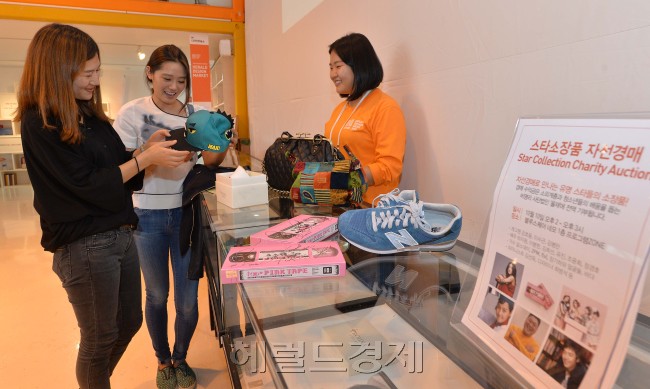 서울시 블루스케어 네모에서 열린 헤럴드디자인마켓 사흘째인 10일 오후 강호동, 바다, 2PM등 유명연예인들이 기증한 소장품을 구입할수 있는 스타소장품 서면경매가 성황리에 열렸다.<br />이상섭 기자. babtong@heraldcorp.com 2013.10.10
서울시 블루스케어 네모에서 열린 헤럴드디자인마켓 사흘째인 10일 오후 강호동, 바다, 2PM등 유명연예인들이 기증한 소장품을 구입할수 있는 스타소장품 서면경매가 성황리에 열렸다.
이상섭 기자. babtong@heraldcorp.com 2013.10.10
서울시 블루스케어 네모에서 열린 헤럴드디자인마켓 사흘째인 10일 오후 강호동, 바다, 2PM등 유명연예인들이 기증한 소장품을 구입할수 있는 스타소장품 서면경매가 성황리에 열렸다.
이상섭 기자. babtong@heraldcorp.com 2013.10.10