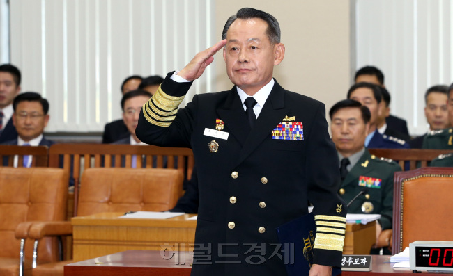 11일 오전 서울 여의도 국회에서 열린 국방위 전체회에서 최윤희 합참의장 후보자에 대한 인사청문회가 열리는 가운대 최윤희 후보자가 거수경례를 하고 있다./안훈기자 rosedale@ 2013.10.11
11일 오전 서울 여의도 국회에서 열린 국방위 전체회에서 최윤희 합참의장 후보자에 대한 인사청문회가 열리는 가운대 최윤희 후보자가 거수경례를 하고 있다./안훈기자 rosedale@ 2013.10.11
11일 국회 국방위원회 인사청문회에 참석한 최윤희 합참의장 후보자가 의원들에게 거수경례를 하고 있다. 최 후보자가 인사청문회를 통과하면 창군 이래 첫 해군 출신 합참의장으로 기록된다.  안훈 기자/rosedale@