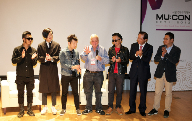 Sire Records chairman Seymour Stein (center), Korea Creative Content Agency President and CEO Hong Sang-pyo (second from right) as well as members from local punk band No Brain pose after the MU:CON keynote address on Friday at the GS Xi Gallery in Seoul.   KOCCA
