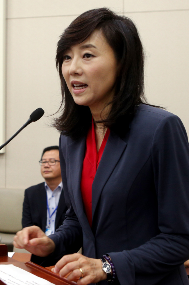 <YONHAP PHOTO-0310> 인사말하는 조윤선 장관 (서울=연합뉴스) 배정현 기자 = 조윤선 여성가족부 장관이 8일 오전 국회 여성가족위원회 전체회의에서 인사말을 하고 있다. 2013.10.8 doobigi@yna.co.kr/2013-10-08 09:40:29/ <저작권자 ⓒ 1980-2013 ㈜연합뉴스. 무단 전재 재배포 금지.>
Cho Youn-sun