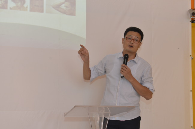 Kim Jong-gyun, trademark examiner of the Trademark and Design Examination Bureau of the Korean Intellectual Property Office, talks about design patent to designers in a lecture held during the Herald Design Week 2013 at Blue Square, Hannam-dong, Seoul.   Chae Seung/Herald Design Week