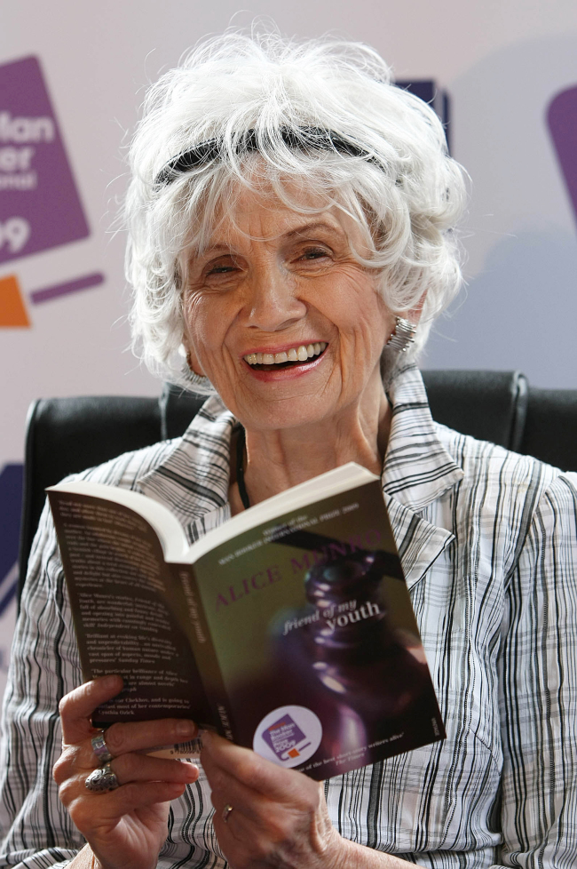 앨리스먼로(AliceMunro/소설가)
WASHINGTON (AFP) ― News that Alice Munro was awarded the 2013 Nobel Prize for Literature delighted Canada, where writers have for years felt underappreciated despite their contributions to world literature.