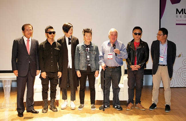 (왼쪽부터) 홍상표 한국콘텐츠진흥원 원장, 밴드 노브레인, 시모어 스타인(Seymour Stein), 나성식 록스타뮤직앤라이브 대표.
(왼쪽부터) 홍상표 한국콘텐츠진흥원 원장, 밴드 노브레인, 시모어 스타인(Seymour Stein), 나성식 록스타뮤직앤라이브 대표.