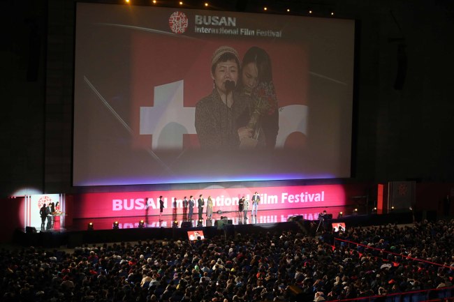 Filmmaker Ahn Seon-kyoung receives the New Currents Award at the closing ceremony of the 18th edition of BIFF at Busan Cinema Center in Busan, Saturday.   (Yonhap News)