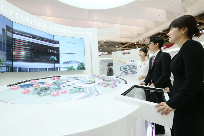 LG Group unveils the energy total solution, which is capable of generating, storing and managing green energy, during the 22nd World Energy Congress Daegu 2013 on Sunday. Spectators look at its energy control center at the event.   (LG Group)
