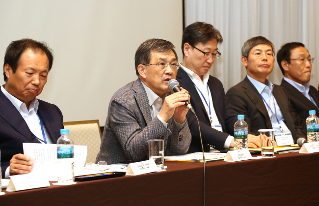 Samsung Electronics’ top management talks with partner companies’ CEOs in Wonju, Gangwon Province, Friday. From left are Samsung Electronics’ mobile division president Shin Jong-kyun, vice chairman Kwon Oh-hyun and appliance division president Yoon Boo-keun.   (Samsung Electronics)