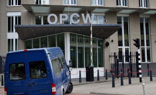 A photo taken in The Hague shows United Nations inspectors arriving in a van at the headquarters of the Organization for the Prohibition of Chemical Weapons.   (AFP-Yonhap News)