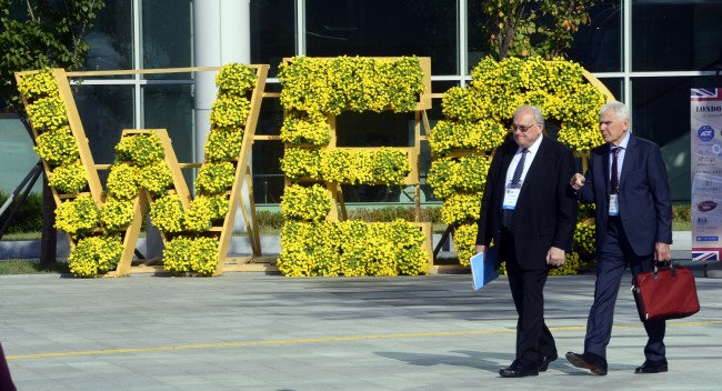 Participants walk toward EXCO to attend the opening ceremony of the World Energy Congress in Daegu on Sunday.   (Park Hae-mook/The Korea Herald)