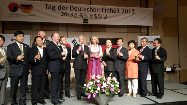 German Ambassador to South Korea Rolf Mafael (center) toasts guests during a reception celebrating “The Day of German Unity,” Germany’s National Day, at a hotel in Seoul on Tuesday.