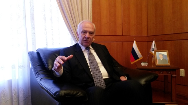 Russian Ambassador Konstatin V. Vnukov gestures during an interview with The Korea Herald at the Russian chancery on Wednesday.
(Philip Iglauer/The Korea Herald)