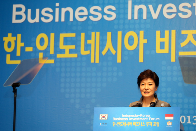 President Park Geun-hye speaks at a business forum held in Jakarta on Friday. (Yonhap News)