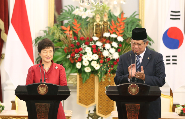 President Park Geun-hye and Indonesian President Susilo Bambang Yudhoyono hold a news conference after their summit in Jakarta on Saturday. (Yonhap News)
