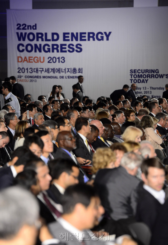 에너지올림픽이라 불리는 제22회 세계에너지총회 (World Energy Congree, 이하 WEC)가 13일 대구 엑스코에서 개막식이 열린 가운데  화려한 개막행사가 열리고 있다. 역대 최대규모로 치러지는 이번 행사에는 40개국 57명의 장차관, 6개 에너지 국제기구 사무총장 등 6000여명의 글로벌 에너지 리더들이 참가한다. [대구= 박해묵 기자/mook@heraldcor.com]
에너지올림픽이라 불리는 제22회 세계에너지총회 (World Energy Congree, 이하 WEC)가 13일 대구 엑스코에서 개막식이 열린 가운데  화려한 개막행사가 열리고 있다. 역대 최대규모로 치러지는 이번 행사에는 40개국 57명의 장차관, 6개 에너지 국제기구 사무총장 등 6000여명의 글로벌 에너지 리더들이 참가한다. [대구= 박해묵 기자/mook@heraldcor.com]
에너지올림픽이라 불리는 제22회 세계에너지총회 (World Energy Congree, 이하 WEC)가 13일 대구 엑스코에서 개막식이 열린 가운데  화려한 개막행사가 열리고 있다. 역대 최대규모로 치러지는 이번 행사에는 40개국 57명의 장차관, 6개 에너지 국제기구 사무총장 등 6000여명의 글로벌 에너지 리더들이 참가한다. [대구= 박해묵 기자/mook@heraldcor.com]