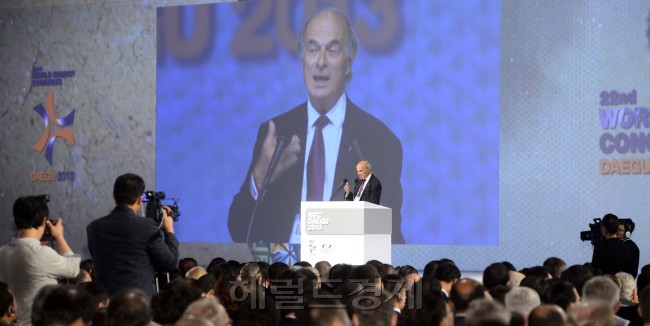 에너지올림픽이라 불리는 제22회 세계에너지총회 (World Energy Congree, 이하 WEC)가 13일 대구 엑스코에서 개막식이 열린 가운데   피에르 가도넥스(Pirerre Gadonneix) 세계에너지총회 의장이 환영사를 하고 있다. 역대 최대규모로 치러지는 이번 행사에는 40개국 57명의 장차관, 6개 에너지 국제기구 사무총장 등 6000여명의 글로벌 에너지 리더들이 참가한다. [대구= 박해묵 기자/mook@heraldcor.com]
에너지올림픽이라 불리는 제22회 세계에너지총회 (World Energy Congree, 이하 WEC)가 13일 대구 엑스코에서 개막식이 열린 가운데   피에르 가도넥스(Pirerre Gadonneix) 세계에너지총회 의장이 환영사를 하고 있다. 역대 최대규모로 치러지는 이번 행사에는 40개국 57명의 장차관, 6개 에너지 국제기구 사무총장 등 6000여명의 글로벌 에너지 리더들이 참가한다. [대구= 박해묵 기자/mook@heraldcor.com]
에너지올림픽이라 불리는 제22회 세계에너지총회 (World Energy Congree, 이하 WEC)가 13일 대구 엑스코에서 개막식이 열린 가운데   피에르 가도넥스(Pirerre Gadonneix) 세계에너지총회 의장이 환영사를 하고 있다. 역대 최대규모로 치러지는 이번 행사에는 40개국 57명의 장차관, 6개 에너지 국제기구 사무총장 등 6000여명의 글로벌 에너지 리더들이 참가한다. [대구= 박해묵 기자/mook@heraldcor.com]
‘에너지올림픽’이라 불리는 제22회 세계에너지총회(World Energy Congress)가 13일 대구 엑스코에서 개막식이 열린 가운데, 피에르 가도넥스 세계에너지총회 의장이 환영사를 하고 있다. 역대 최대 규모로 치러지는 이번 행사에는 40개국 57명의 장·차관과 6개 에너지 국제기구 사무총장 등 6000여 명의 글로벌 에너지 리더들이 참가한다.  박해묵 기자/mook@