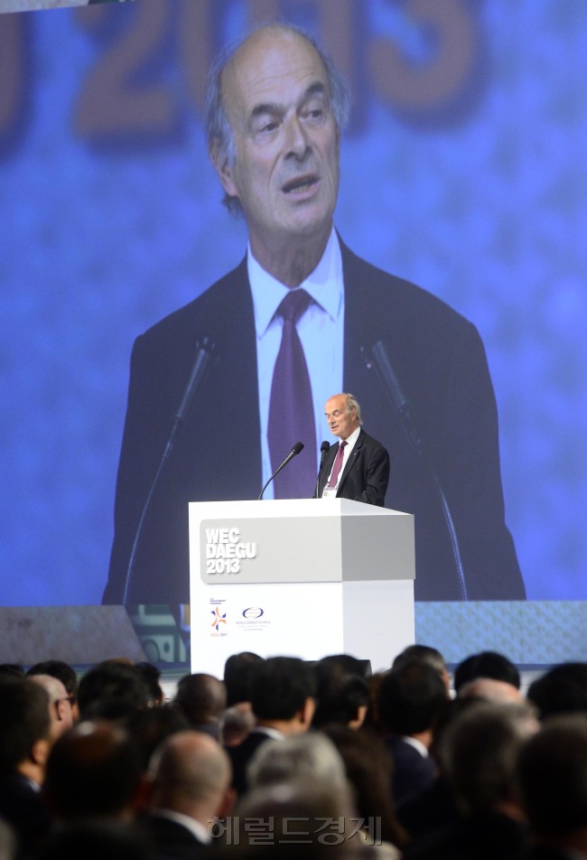 에너지올림픽이라 불리는 제22회 세계에너지총회 (World Energy Congree, 이하 WEC)가 13일 대구 엑스코에서 개막식이 열린 가운데   피에르 가도넥스(Pirerre Gadonneix) 세계에너지총회 의장이 환영사를 하고 있다. 역대 최대규모로 치러지는 이번 행사에는 40개국 57명의 장차관, 6개 에너지 국제기구 사무총장 등 6000여명의 글로벌 에너지 리더들이 참가한다. [대구= 박해묵 기자/mook@heraldcor.com]
에너지올림픽이라 불리는 제22회 세계에너지총회 (World Energy Congree, 이하 WEC)가 13일 대구 엑스코에서 개막식이 열린 가운데   피에르 가도넥스(Pirerre Gadonneix) 세계에너지총회 의장이 환영사를 하고 있다. 역대 최대규모로 치러지는 이번 행사에는 40개국 57명의 장차관, 6개 에너지 국제기구 사무총장 등 6000여명의 글로벌 에너지 리더들이 참가한다. [대구= 박해묵 기자/mook@heraldcor.com]
에너지올림픽이라 불리는 제22회 세계에너지총회 (World Energy Congree, 이하 WEC)가 13일 대구 엑스코에서 개막식이 열린 가운데   피에르 가도넥스(Pirerre Gadonneix) 세계에너지총회 의장이 환영사를 하고 있다. 역대 최대규모로 치러지는 이번 행사에는 40개국 57명의 장차관, 6개 에너지 국제기구 사무총장 등 6000여명의 글로벌 에너지 리더들이 참가한다. [대구= 박해묵 기자/mook@heraldcor.com]