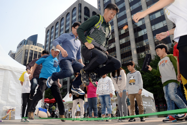 13일 오전 비만예방의 날을 맞아 서울 청계광장에서 제로제로 대사증후군 '건강축제'가 여성환경연대 주최, 서울시와 풀무원건강생활 후원으로 열리고 있다. 청계광장으로 나들이 나온 시민들이 '점핑 밴드'를 하며 대사증후군 줄이기에 동참하고 있다./안훈기자 rosedale@ 2013.10.13
13일 오전 비만예방의 날을 맞아 서울 청계광장에서 제로제로 대사증후군 '건강축제'가 여성환경연대 주최, 서울시와 풀무원건강생활 후원으로 열리고 있다. 청계광장으로 나들이 나온 시민들이 '점핑 밴드'를 하며 대사증후군 줄이기에 동참하고 있다./안훈기자 rosedale@ 2013.10.13