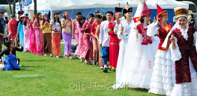 현대차 정몽구 재단이 13일 서울광장에서 개최한 '2013 다문화축제-함께 여는 아름다운 세상' 행사에서 각 국 의상을 입은 참가자들이 행진하고 있다./안훈기자 rosedale@ 2013.10.13
현대차 정몽구 재단이 13일 서울광장에서 개최한 '2013 다문화축제-함께 여는 아름다운 세상' 행사에서 각 국 의상을 입은 참가자들이 행진하고 있다./안훈기자 rosedale@ 2013.10.13