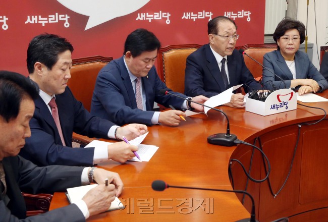 황우여(오른쪽에서 두번째) 새누리당 대표가 14일 오전 국회에서 최고위우너회의를 주재하며 모두발언을 하고 있다./안훈기자 rosedale@ 2013.10.14
국정감사가 시작된 14일 최경환 새누리당 원내대표는 최고위원회의를 열고 “야당에 정쟁 중단 및 민생 우선 대국민 선언을 제안한다”면서 “양당 대표와 원내대표 4자 회동을 통해 정쟁을 중단하고 민생에 집중할 것을 약속하는 대국민 선언을 하자”고 밝혔다. 이에 대해 김한길 민주당 대표는 “민주당은 이번 국감에서 정쟁이 아닌 민주주의와 민생챙기기에 매진할 것”이라며 최 원내대표의 제안을 외면했다.  안훈 기자/kgungi@heraldcorp.com