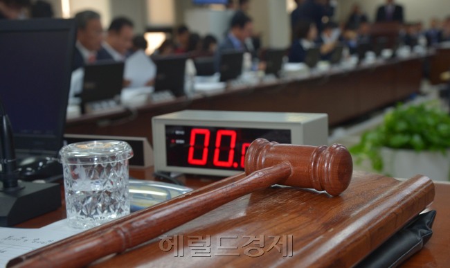 국회 미래창조과학방송통신위원회의 국정감사가 14일 미래창조과학부에서 열려 의원들이 질의 준비를 하고 있다.<br />김명섭 기자 msiron@heraldcorp.com
국회 미래창조과학방송통신위원회의 국정감사가 14일 미래창조과학부에서 열려 의원들이 질의 준비를 하고 있다.
김명섭 기자 msiron@heraldcorp.com
