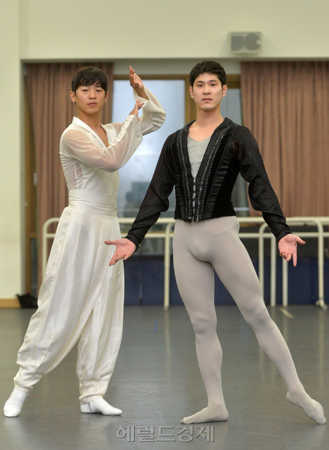 무용수 이동훈, 조용진 인터뷰.<br />이상섭 기자. babtong@heraldcorp.com 2013.10.10
무용수 이동훈, 조용진 인터뷰.
이상섭 기자. babtong@heraldcorp.com 2013.10.10
무용수 이동훈, 조용진 인터뷰.
이상섭 기자. babtong@heraldcorp.com 2013.10.10