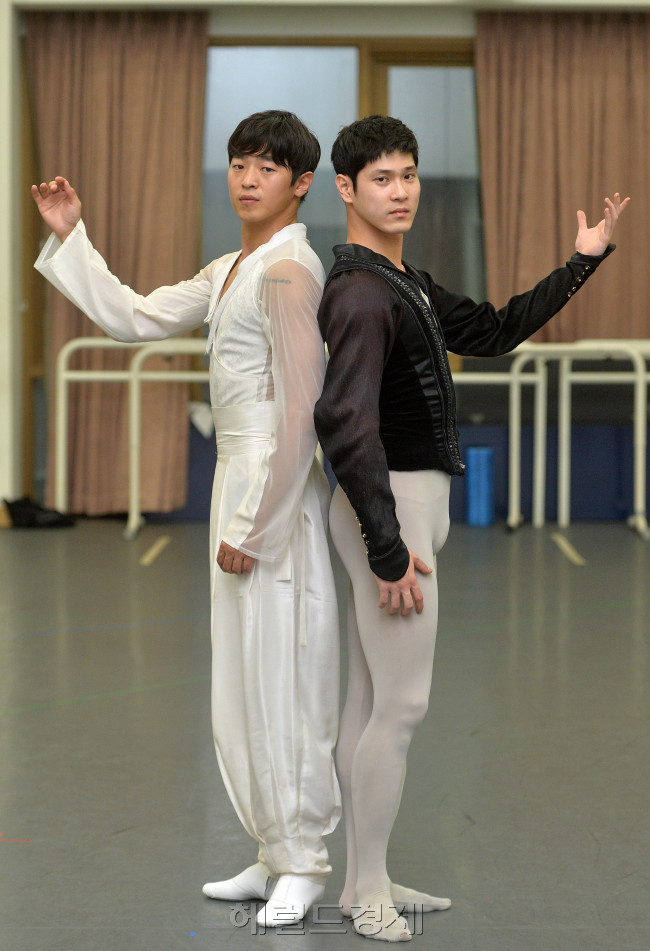 무용수 이동훈, 조용진 인터뷰.<br />이상섭 기자. babtong@heraldcorp.com 2013.10.10
무용수 이동훈, 조용진 인터뷰.
이상섭 기자. babtong@heraldcorp.com 2013.10.10
무용수 이동훈, 조용진 인터뷰.
이상섭 기자. babtong@heraldcorp.com 2013.10.10