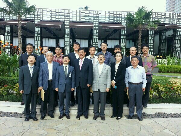 KFS Minister Shin Won-sop (third from left, front row) poses with a group of Korean businessmen after having a meeting in Indonesia last week.   KFS