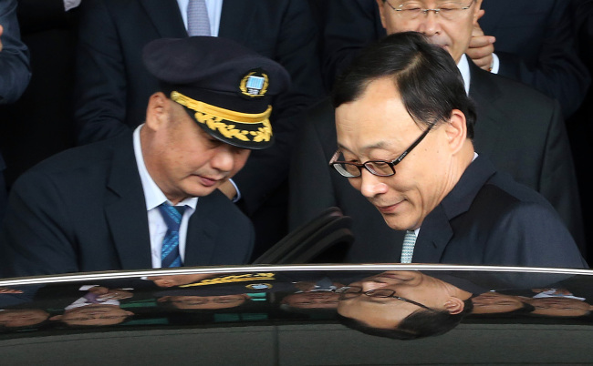 Former Prosecutor General Chae Dong-wook leaves the Supreme Public Prosecutors’ Office on Sept. 30 after a ceremony marking his resignation.