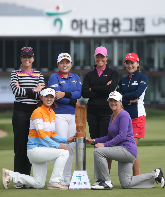 (From left, front row) Choi Na-yeon, Cristie Kerr pose with (from left, second row) Paula Creamer, Park In-bee, Suzann Pettersen and Ryu So-yeon during a press conference for the LPGA KEB-HanaBank Championship at the Sky72 Golf Club, Incheon, Monday.    (Yonhap News)