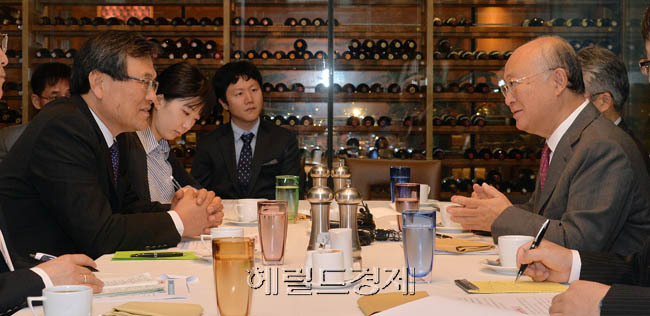 최문기(정무직공무원/전교수/미래창조과학부장관)
15일 오전 서울 소공동 롯데호텔에서 최문기 미래창조과학부장관과 아마노 IAEA 사무총장이 원자력협력방안과 관련하여 양자회담을 갖고 있다.