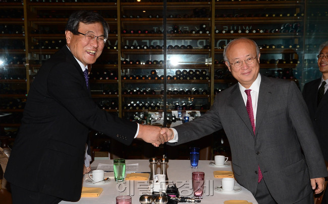 15일 오전 서울 소공동 롯데호텔에서 최문기 미래창조과학부장관과 아마노 IAEA 사무총장이 원자력협력방안과 관련하여 양자회담에 앞서 악수를 하고 있다.<br />이상섭 기자. babtong@heraldcorp.com 2013.10.15
15일 오전 서울 소공동 롯데호텔에서 최문기 미래창조과학부장관과 아마노 IAEA 사무총장이 원자력협력방안과 관련하여 양자회담에 앞서 악수를 하고 있다.
이상섭 기자. babtong@heraldcorp.com 2013.10.15
한-IAEA 원자력협력방안 논의