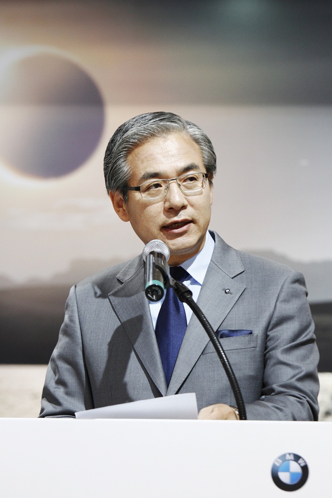 김효준(기업인/BMW코리아대표이사사장/한독상공회의소이사)
지난 14일 저녁 서울 여의도 콘라드호텔. 이곳에선 때아닌 BMW ‘성토대회’가 열렸다. BMW 보유 고객이 한자리에 모여 BMW 서비스의 문제점을 지적하는 자리다.
