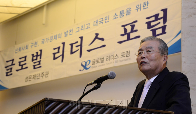 김종인 전 경제수석비서관이 15일 오전 서울 팔레스 호텔에서 열린 글로벌 리더스 포럼에 참석해 강연을 하고 있다. 박해묵 기자/mook@heraldcorp.com
김종인 전 경제수석비서관이 15일 오전 서울 팔레스 호텔에서 열린 글로벌 리더스 포럼에 참석해 강연을 하고 있다. 박해묵 기자/mook@heraldcorp.com