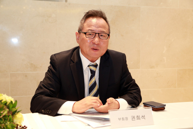 권희석(기업인/하나투어부회장)
경제불황으로 곳곳에서 한숨소리가 튀어나오고 있지만, 신바람나는 곳이 있다. 여행분야다. 한일관계 냉각과 중국의 관광법(旅游法) 등 악재가 있지만 여행수요는 증가 일로다.