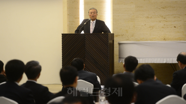 김종인(연구인/교수/대한발전전략연구원이사장/한국외국어대학교국제지역대학원석좌교수/가천대학교석좌교수)
김종인 전 경제수석비서관이 15일 오전 서울 팔레스 호텔에서 열린 글로벌 리더스 포럼에 참석해 강연을 하고 있다.