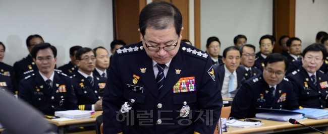 국정감사 이틀째인 15일 오전 경찰청에서 열린 국회 안전행정위의 경찰청 국감에서 이성한 경찰청장이 선서를 하기 위해 자리에서 일어나고 있다. 이번 경찰청 국감에서는 '국가정보원의 대선개입 댓글의혹 사건'과 관련, 경찰의 수사축소은폐 의혹이 최대쟁점이다. 박해묵 기자/mook@heraldcorp.com
국정감사 이틀째인 15일 오전 경찰청에서 열린 국회 안전행정위의 경찰청 국감에서 이성한 경찰청장이 선서를 하기 위해 자리에서 일어나고 있다. 이번 경찰청 국감에서는 '국가정보원의 대선개입 댓글의혹 사건'과 관련, 경찰의 수사축소은폐 의혹이 최대쟁점이다. 박해묵 기자/mook@heraldcorp.com