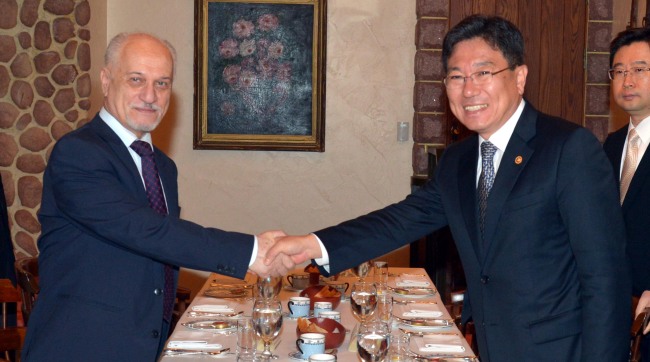 Korea’s Energy Minister Yoon Sang-jick (right) shakes hands with Iraqi Deputy Prime Minister for Energy Hussain Ibrahim Saleh al-Shahristani in Seoul on Tuesday. The two sides discussed bilateral cooperation in rebuilding the Middle Eastern country. (Kim Myung-sub/The Korea Herald)