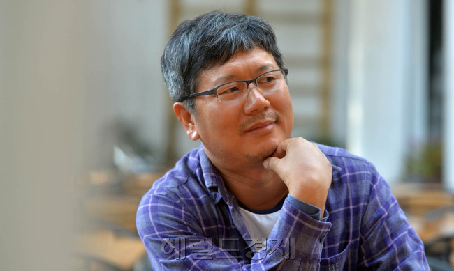 이충렬(영화감독)
다큐멘터리 영화 ‘워낭소리’의 이충렬(47) 감독은 지난 5년간 몸과 마음속에 ‘바윗덩어리’를 지고 살았다고 했다. 영화 흥행처럼 잠깐의 환희와 긴 불행을 견뎌낸 시간이었다.