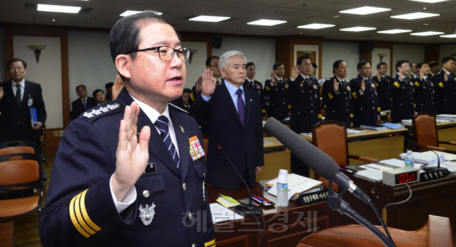 이성한(경찰공무원/경찰청청장)
국정감사 이틀째인 15일 오전 경찰청에서 열린 국회 안전행정위의 경찰청 국감에서 이성한 경찰청장이 선서를 하고 있다. 이번 경찰청 국감에서는 ‘국가정보원의 대선개입 댓글의혹 사건’과 관련, 경찰의 수사축소은폐 의혹이 최대쟁점이다.